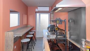 Jääkaappi, mikroaaltouuni, uuni, liesi