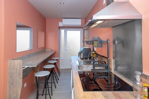 Jääkaappi, mikroaaltouuni, uuni, liesi