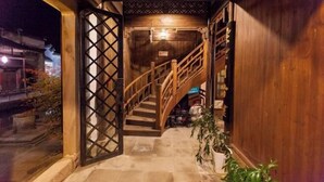 Una escalera de madera que conduce a una habitación con decoración tradicional japonesa.