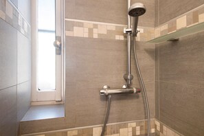 Dusche, Haartrockner, Handtücher