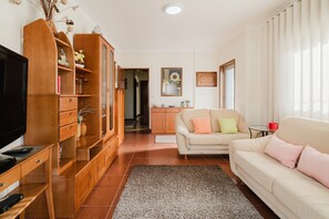 TV - Holiday Home 'Casa De Férias' with Shared Terrace, Shared Garden and Wi-Fi (Apúlia)