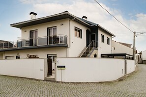 Exterior - Holiday Home 'Casa De Férias' with Shared Terrace, Shared Garden and Wi-Fi (Apúlia)