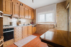 Fridge, microwave, oven, stovetop - Holiday Home 'Casa De Férias' with Shared Terrace, Shared Garden and Wi-Fi (Apúlia)