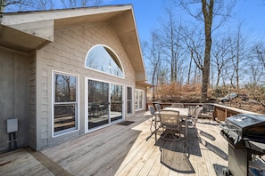 Outdoor dining - Updated Mountain Home in Private Setting (Banner Elk)