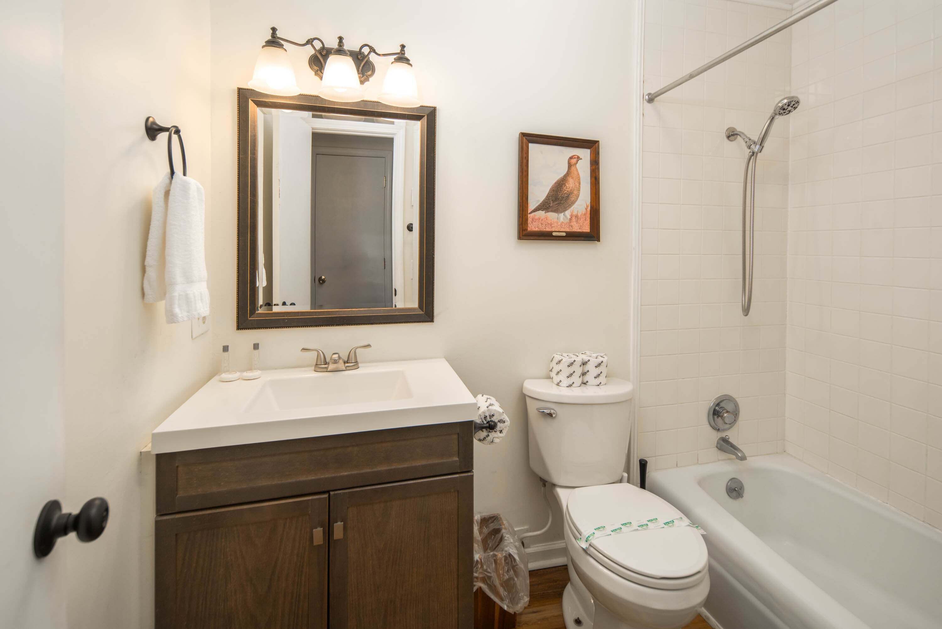 Un bagno con lavandino, WC e vasca da bagno.