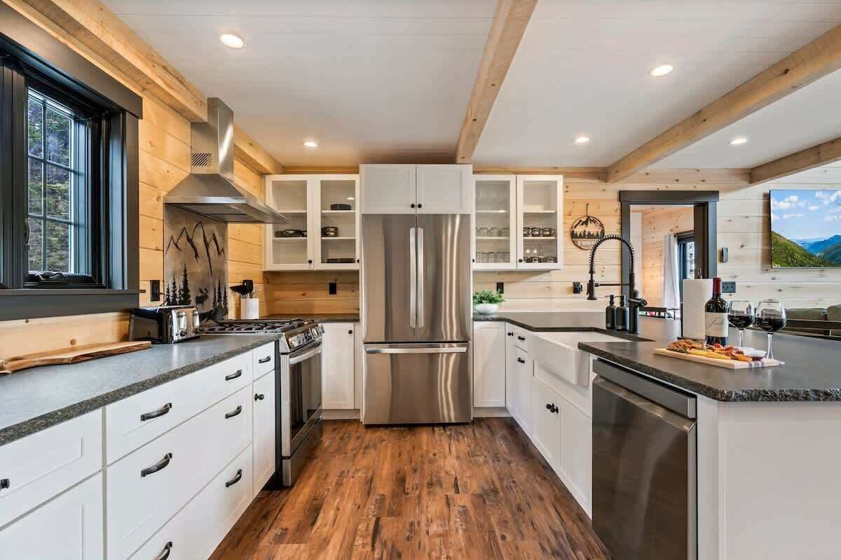 冷蔵庫、電子レンジ、オーブン、コンロ