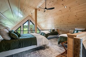 3 makuuhuonetta, silitysrauta/-lauta, vauvan matkasänky, Wi-Fi