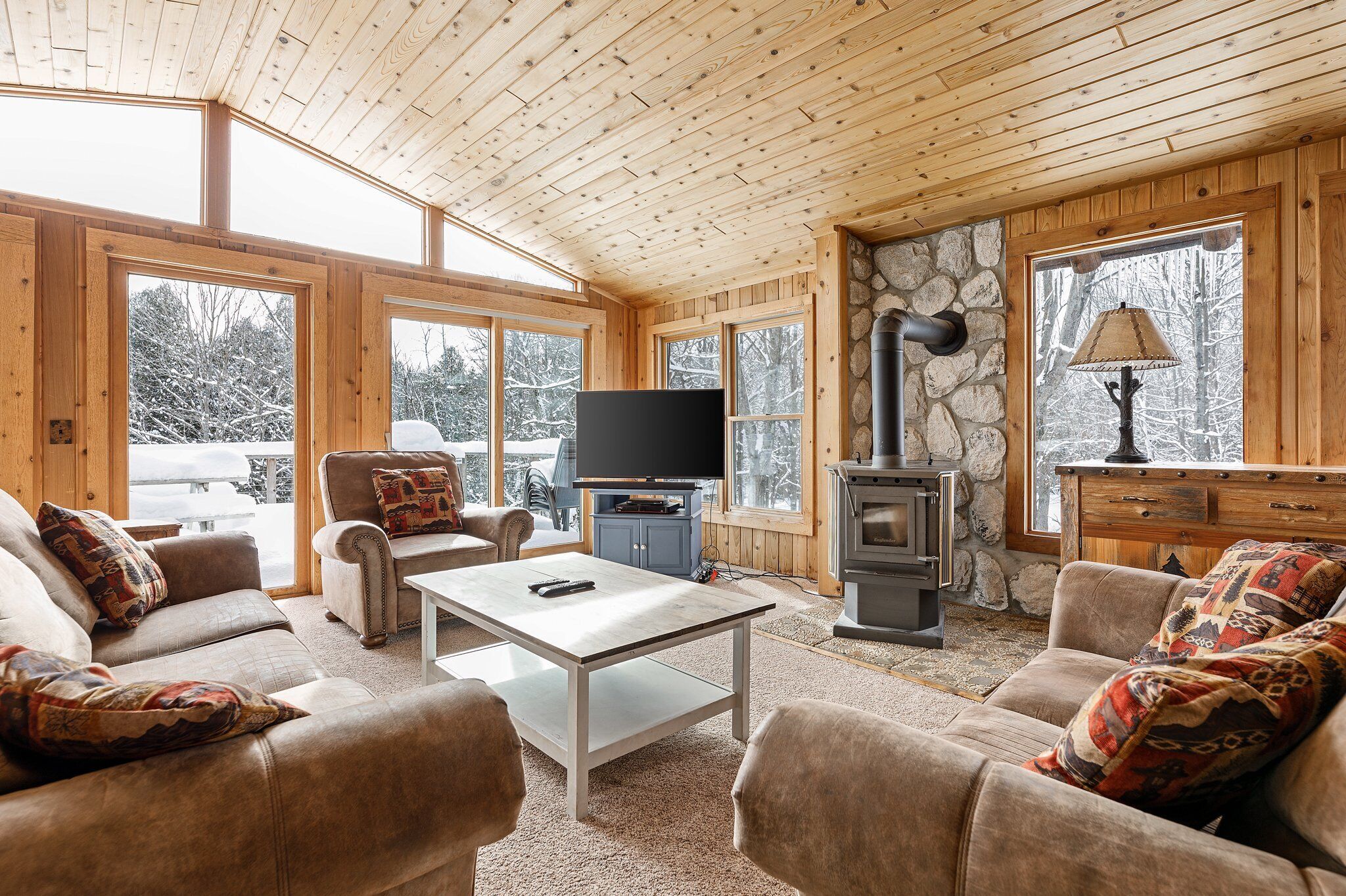 Una Smart TV, una chimenea