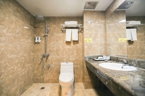 A bathroom with a toilet, a sink, and a shower. - Libo Dapeng Business Hotel (Libo Ancient Town) (Libo)