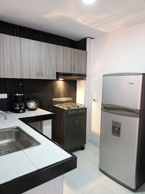 Frigorífico, placa de cocina, cafetera o tetera y hervidor eléctrico