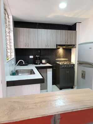 Jääkaappi, liesi, kahvin-/teenkeitin, vedenkeitin