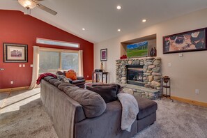 TV, fireplace, video games - Hot Tub, Arcade, Poker Table, Built-In Bar, Grill: Pine View Manor (South Lake Tahoe)