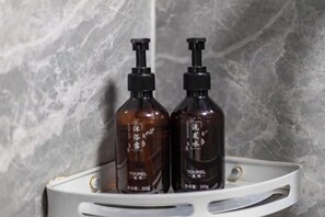 Two bottles of Tourel on a white tray against a marble wall. - Homeinn Superior Yun Hotel (Wuhu Anshida Exhibition Center) (Wuhu)