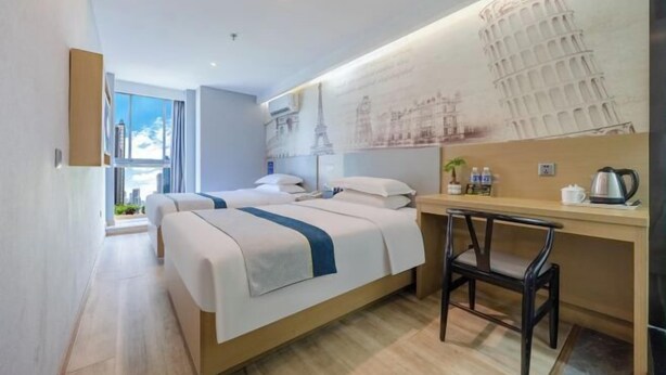 Une chambre d’hôtel moderne, équipée d’un lit, d’un bureau et d’une chaise.