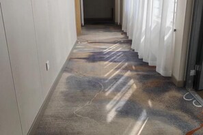 A hallway with a carpeted floor, white walls, and a door with curtains. - Homeinn Pebble Hotel (Hami Railway Station Bayi North Road) (Hami)