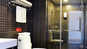 A bathroom with a toilet, a shower enclosure, and a towel rack. - Homeinn Pebble Hotel (Hami Railway Station Bayi North Road) (Hami)