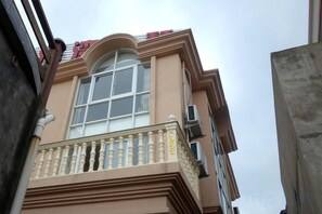 Unclassified image, 3 of 22, button - Peach blossom island bay longines farmhouse (Zhoushan)