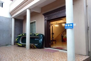 Unclassified image, 2 of 22, button - Peach blossom island bay longines farmhouse (Zhoushan)