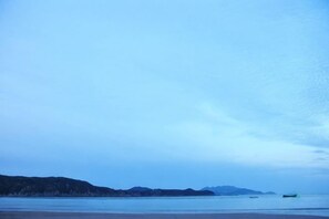 Unclassified image, 5 of 22, button - Peach blossom island bay longines farmhouse (Zhoushan)