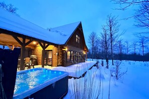 A log cabin with a hot tub and a covered patio. - Escape to Wisp Mountain.New Log Home. Near Deep Creek Lake ,Wisp Resort ,Hot Tub (McHenry)