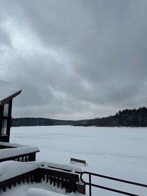 Un paysage enneigé avec un banc et une construction.