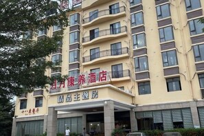 Un hotel de varios pisos con balcones y un cartel que indica que es un hotel.