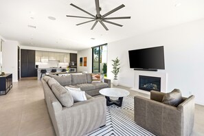 TV connectée, cheminée, écrans d'ordinateur