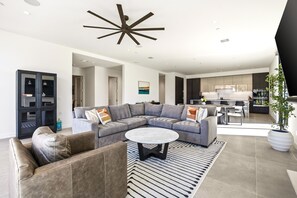 TV connectée, cheminée, écrans d'ordinateur