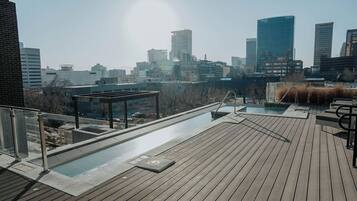 Alberca al aire libre, acceso de 08:00 a 00:00, y camastros