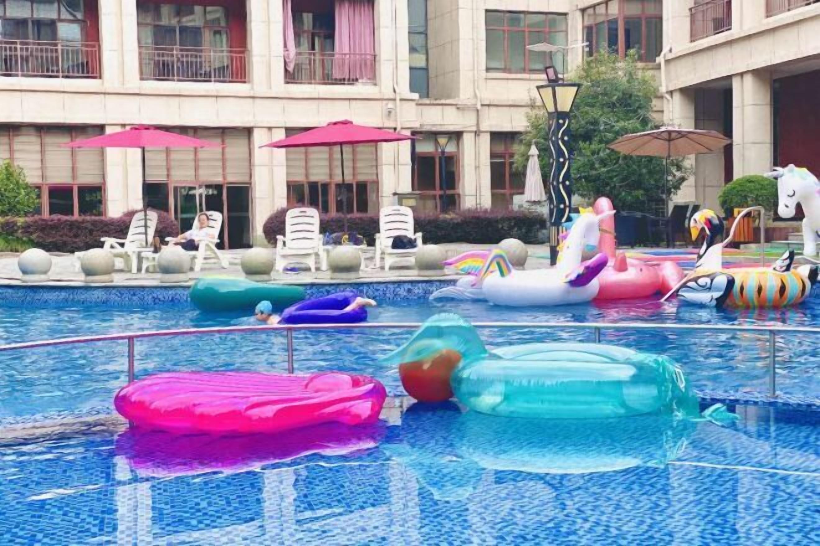 حمام سباحة خارجي