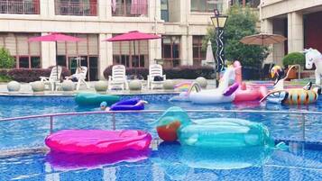 حمام سباحة خارجي