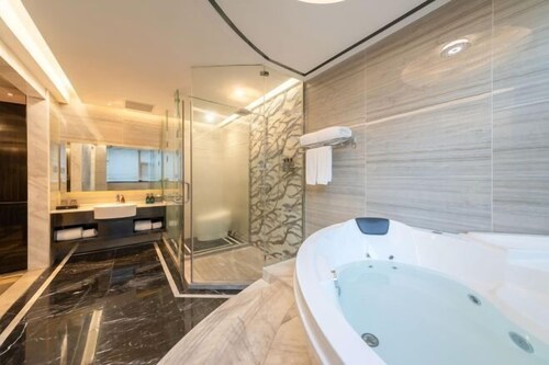 Shangjing Full Seasons Hotel