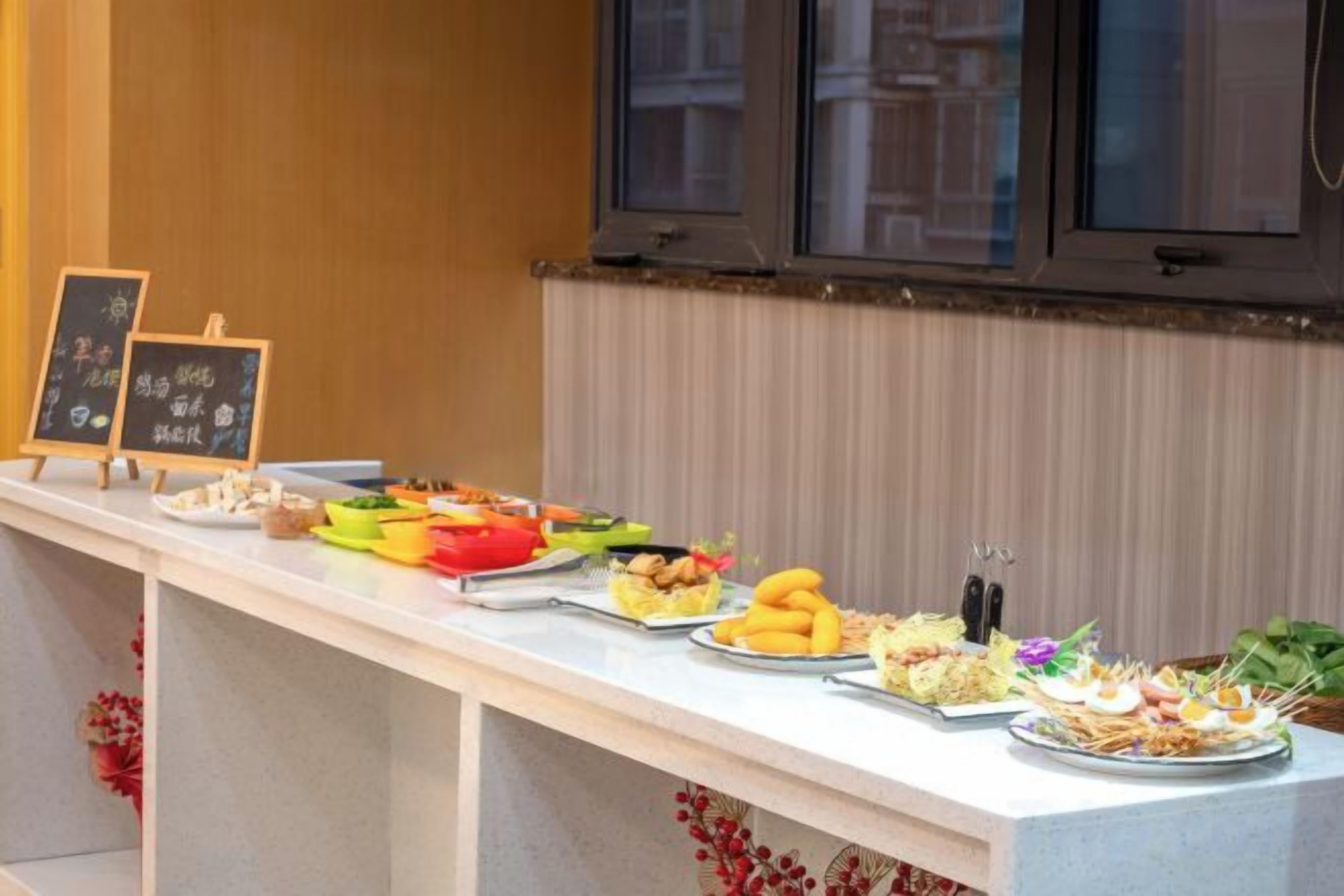 Un buffet proposant divers plats et un menu écrit à la craie.