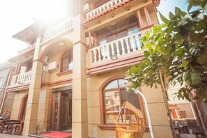 A building with a traditional architectural style, featuring multiple balconies and large windows. - Yuehanlou Inn Shengsi (Shengsi)