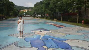 สระว่ายน้ำกลางแจ้ง