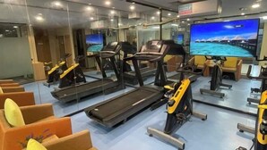 A gym with treadmills, stationary bikes, and exercise equipment. - Iu Hotel Zhengzhou Science Avenue Zhengzhou University (Zhengzhou)
