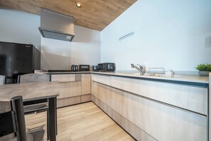 Réfrigérateur, micro-ondes, plaque de cuisson, bouilloire électrique