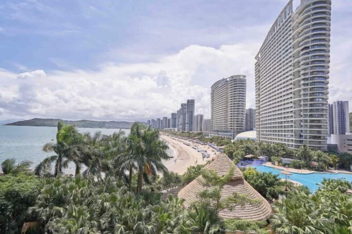 Ein Küstenhotel mit Strandblick, mehreren Hochhäusern und einem Schwimmbad.