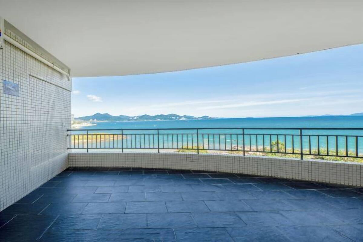 Ein Balkon mit Blick auf Meer und Berge.
