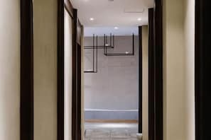 A hallway with a modern design, featuring a geometric light fixture and a stone floor. - Tongli Cloud House Quadrangle Designer Cinema Hotel (Suzhou)