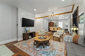 Smart TV, fireplace - The Stone Cottage (Amherstburg)