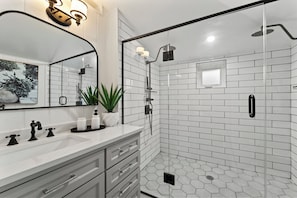 Douche, séchoir à cheveux, serviettes fournies, savon