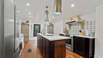 Frigorífic, microones, forn i placa de cuina