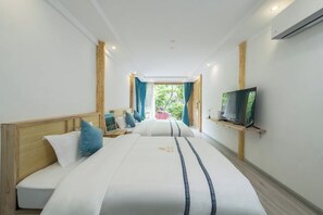 A hotel room with two beds, a TV, and a view of greenery. - Hengchangbao Garden Pinsu Lvyexianzongyulin Guanjing Inn (Lijiang)