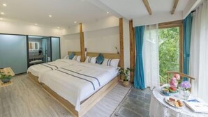 A bedroom with a large bed, a desk, and a window with curtains. - Hengchangbao Garden Pinsu Lvyexianzongyulin Guanjing Inn (Lijiang)