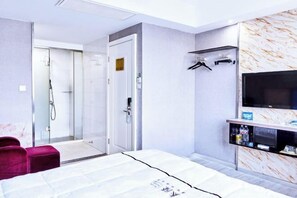 A hotel room with a bed, a TV, a shower, and a minibar. - Linhai Tailong Business Hotel (Duqiao Babylong Plaza) (Linhai)