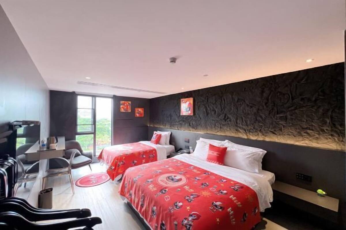 Una habitación de hotel moderna con dos camas, un escritorio y una silla.