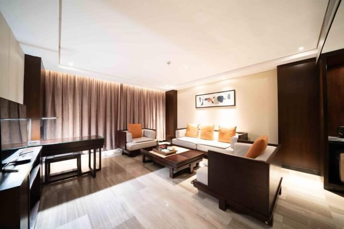 Una sala de estar moderna con un conjunto de sofá, una mesa de centro y un televisor.