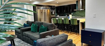 8-bedroom bed & breakfast in welcoming North Las Vegas with WiFi, AC