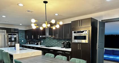 8-bedroom bed & breakfast in welcoming North Las Vegas with WiFi, AC